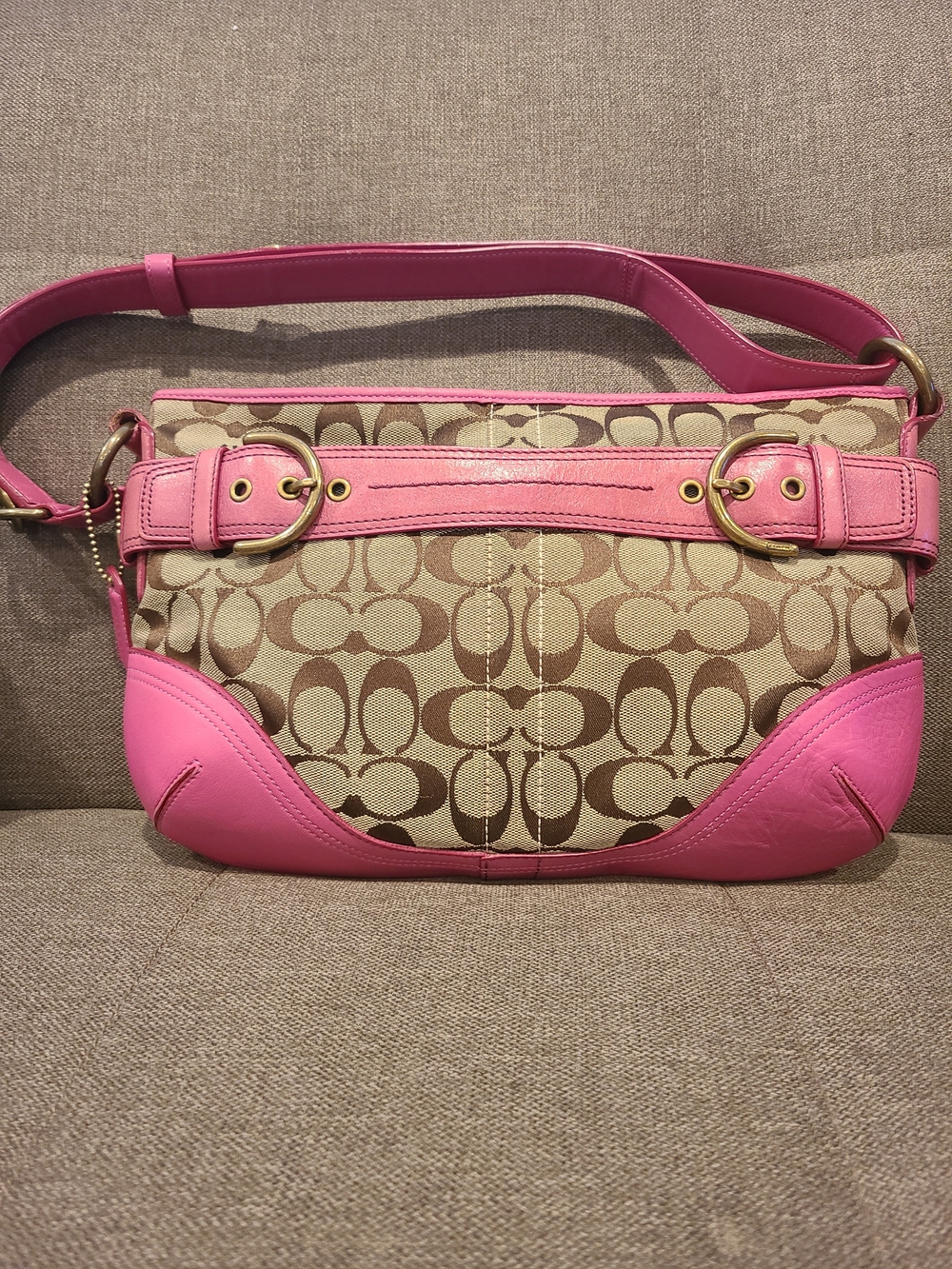 Vintage Coach soho hobo shoulder bag in signature print & pink (f07077)